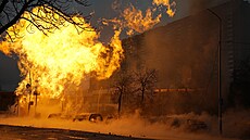 Ukrajinští hasiči zasahují v Kyjevě, kde po ruském útoku začala hořet budova....