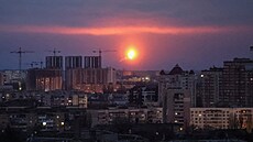 Protivzdušná obrana Kyjeva zasahuje proti ruským střelám. (2. ledna 2024)