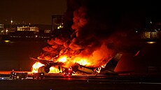 Na ranveji na letišti Haneda v Tokiu začal hořet po srážce s jiným strojem...