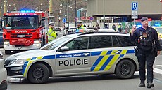 Policie evakuuje Pařížskou ulici v Praze kvůli odloženému zavazadlu na ulici....