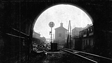 Pohled z litoměřického tunelu k zastávce Litoměřice město. V portálu je vidět...