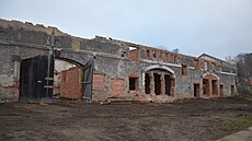 Nejd�íve obec zpustlý areál odkoupila a za�ala s postupnou revitalizací.