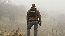 Policisté prohledávají lesopark Vidoule v Praze 5. Hledají cokoliv co může...
