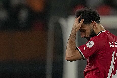 Egyptský útoník Mohamed Salah odchází ze hit v utkání s Ghanou.