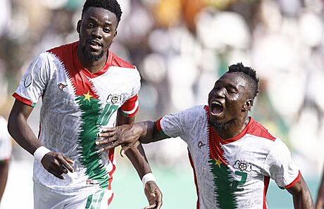 Bertrand Traoré (vpravo) a Djibril Ouattara z Burkiny Faso slaví gól v zápase s...