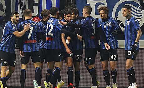 Fotbalisté Bergama se radují z gólu v zápase s  Frosinone.