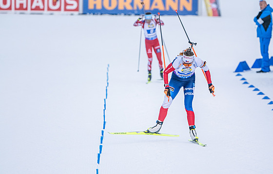 Jessica Jislová finu�uje v závod� �tafet v Ruhpoldingu.