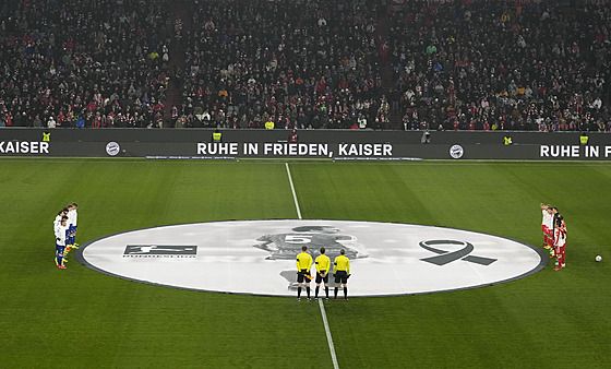 MINUTA TICHA. P�ed zápasem Bayern Mnichov - Hoffenheim se uctila památka Franze...