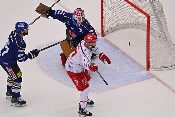 Milan Gula� z �eských Bud�jovic, p�ekonaný branká�  Dominik Hrachovina z...