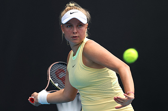 �eská tenistka Brenda Fruhvirtová hraje forhend v 1. kole Australian Open.