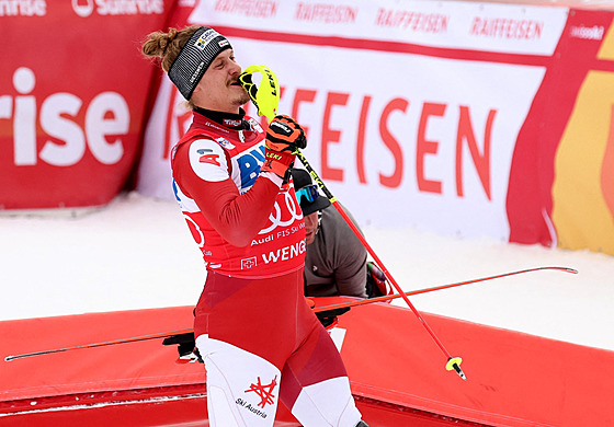 Rakouský lya Manuel Fellerslaví slaví vítzství ve slalomu Svtového poháru...