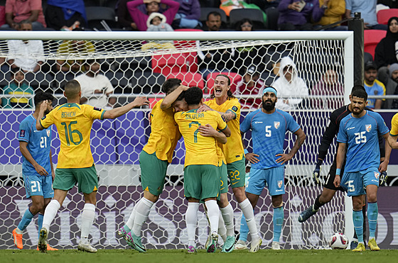 Fotbalisté Austrálie slaví gól v úvodním utkání Asijského poháru proti Indii.