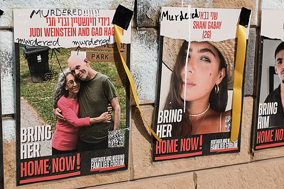 Plakáty s fotografiemi rukojmích na ulici v Tel Avivu (9. ledna 2024)