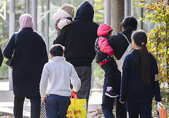 Uprchlíci opoutjí dolnosaský pijímací úad v nemckém Braunschweigu. (18....