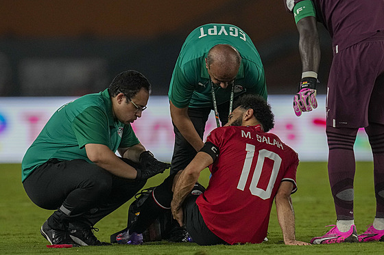 Egyptský útoník Mohamed Salah v péi léka. Ukazuje, e ho trápí bolest v...