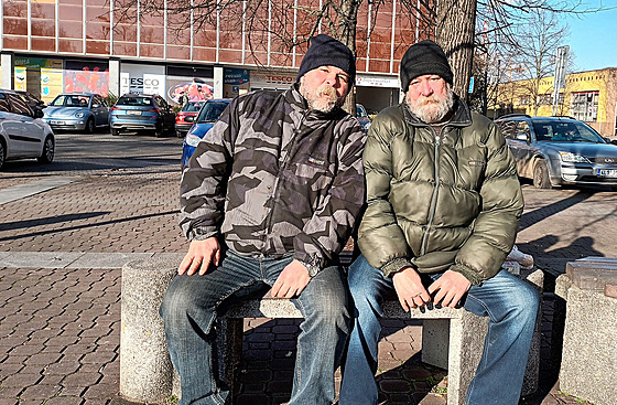 Bezdomovec Jií (v zelené bund) a jeho kamarád prosedí celý den na lavice na...