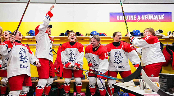 Historický postup do finále, eské hokejistky slaví po zápase v atn.