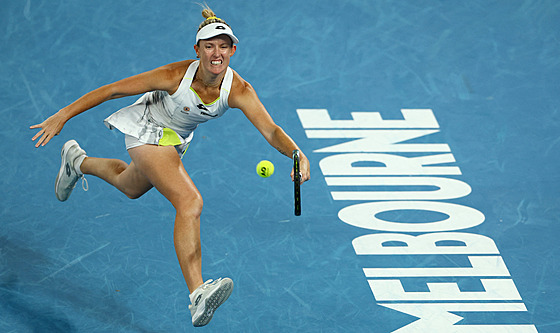 Australanka Storm Hunterová se natahuje po míi ve tetím kole Australian Open.