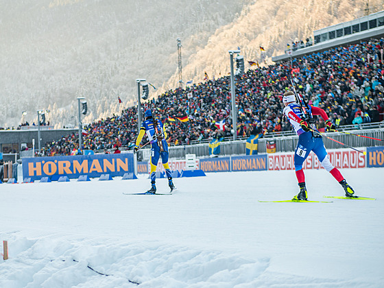 Vít�zslav Hornig p�ijí�dí na záv�re�nou polo�ku mu�ské �tafety t�sn� za �védem...