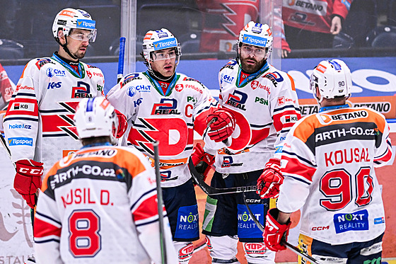 Pardubi�tí hokejisté slaví gól proti Mladé Boleslavi.