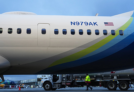 Letadlo Boeing 737 MAX 9 spolenosti Alaska Airlines eká na kontrolu v hangáru...