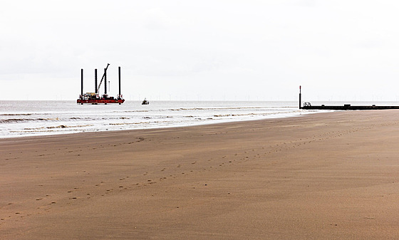Pokládka vysokonapového kabelu Viking Link poblí pobeí v Sutton on Sea v...