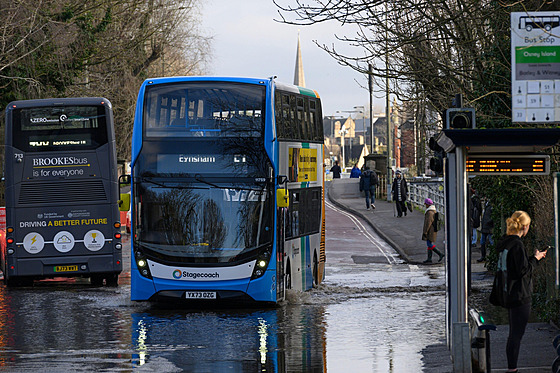 Autobus dopravní spolenosti Stagecoach projídjící vodou na Botley Road v...
