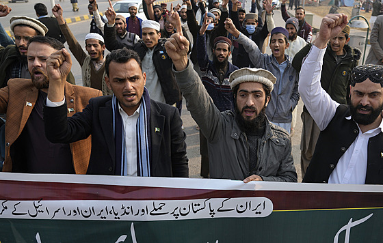 Demonstrace v Islámábádu proti Íránu po jeho úderu v Pákistánu. (18. ledna 2014)