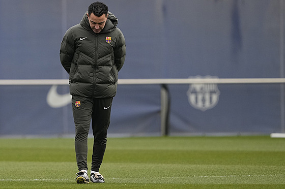 Zadumaný trenér Xavi na tréninku fotbalové Barcelony.