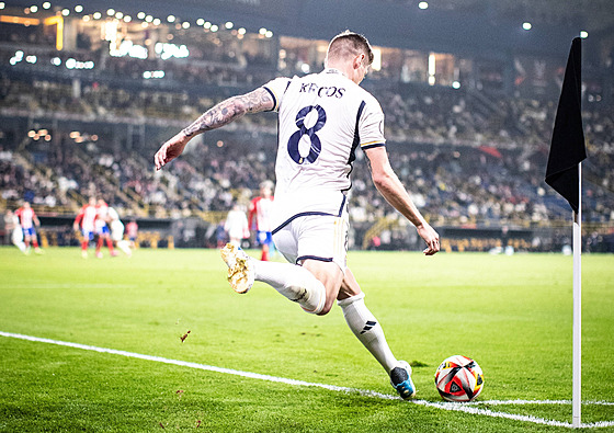 N�mecký zálo�ník Toni Kroos z Realu Madrid rozehrává rohový kop b�hem...