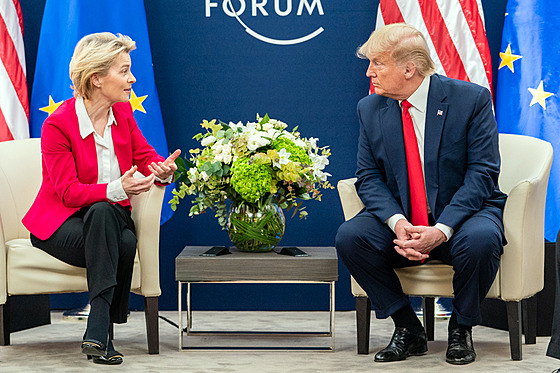 Pedsedkyn Evropské komise Ursula von der Leyenová s tehdejím americkým...