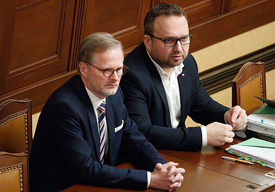 Premiér a předseda ODS Petr Fiala a šéf lidovců a ministr práce a sociálních věcí Marian Jurečka ve Sněmovně