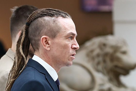 Vicepremiér a pedseda Pirát Ivan Barto na tiskové konferenci ve Snmovn