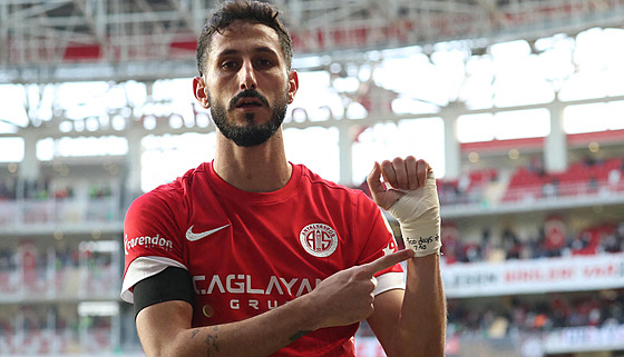 Izraelský záloník Sagiv Jehezkel z Antayasporu slaví gól proti Trabzonsporu....