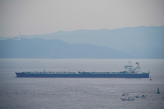 Ropný tanker St Nikolas plující pod vlajkou Marshallových ostrov (4. íjna...