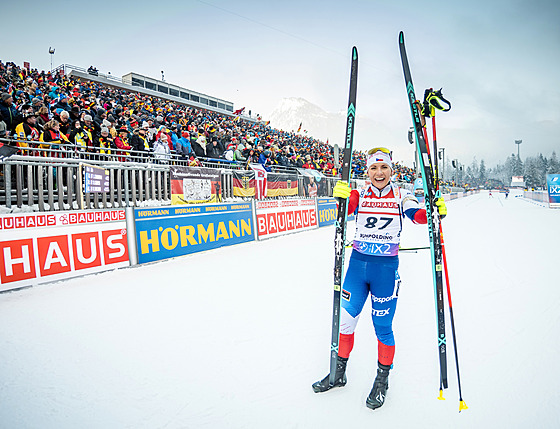 Lucie Charvátová se raduje z osmého místa ve sprintu v nmeckém Ruhpoldingu.