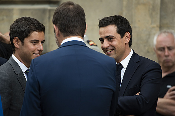 Gabriel Attal (vlevo) a Stéphane Séjourné na pd ministerstva obrany (13....