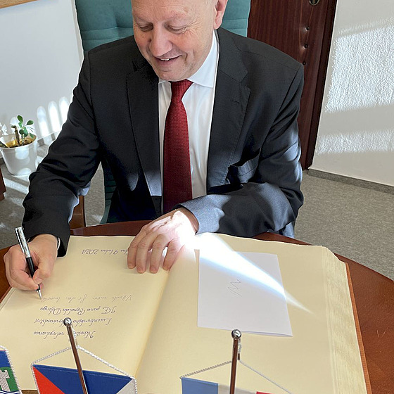 Lucemburský velvyslanec pidal vnování do pamtní knihy.