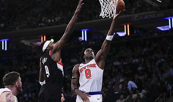 OG Anunoby (vpravo) z New Yorku zakon�uje na ko� Portlandu. Brání ho Jerami...