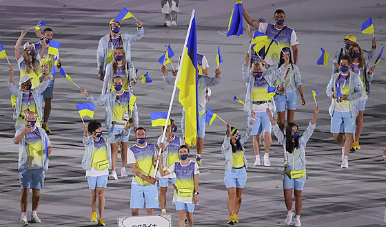 Ukrajintí sportovci pi slavnostním zahájení olympijských her v Tokiu.