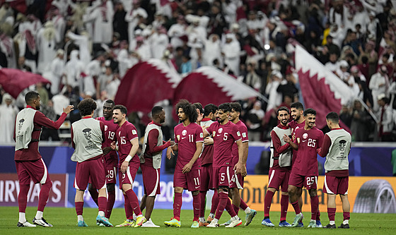 Fotbalisté Kataru se radují z výhry nad Tádikistánem.