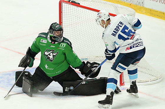 Stephen Harper (vpravo) z Nitry ped brankáem  Pavlem Kantorem z Nových Zámk.