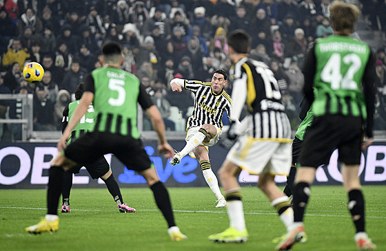 Duan Vlahovi z Juventusu Turín stílí gól v zápase se Sassuolem.