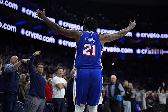 Joel Embiid z Philadelphia 76ers oslavuje s fanou�ky b�hem zápasu s Denver...