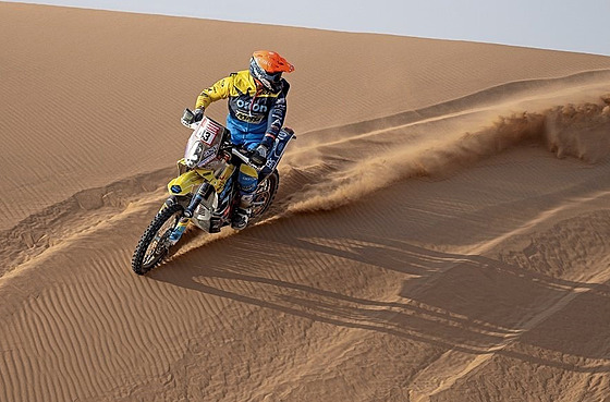 Motocyklový závodník Milan Engel si na Rallye Dakar uívá jízdu v dunách.