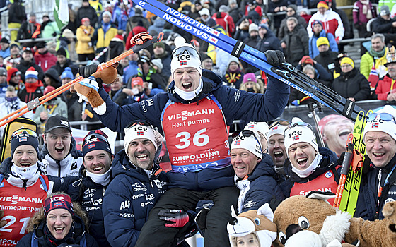 Vetle Sjaastad Christiansen slaví s norským týmem svou výhru v Ruhpoldingu.