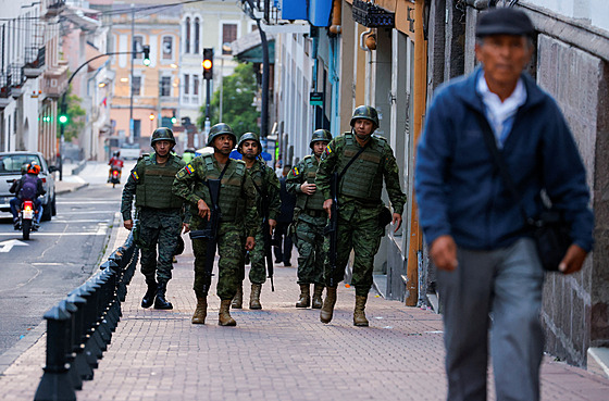 Ekvádorské ozbrojené sloky po nárstu násilností v zemi hlídají centrum Quita....
