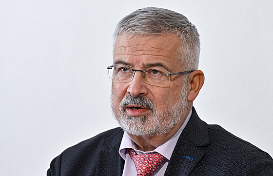 P�edseda �kolských odbor� Franti�ek Dob�ík vystoupil na briefingu po jednání...
