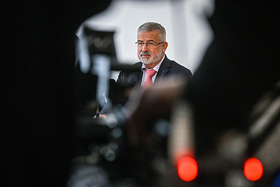 P�edseda �kolských odbor� Franti�ek Dob�ík vystoupil na briefingu po jednání...