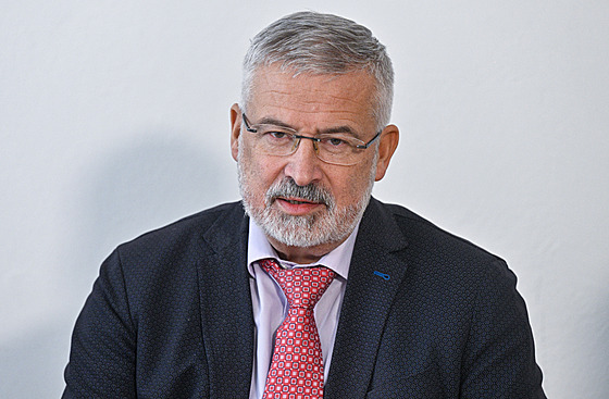 P�edseda �kolských odbor� Franti�ek Dob�ík vystoupil na briefingu po jednání...